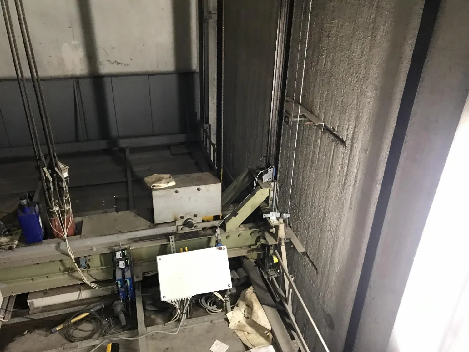 Maschinenaufbau im Aufzugsschacht mit Steuerkasten und Verkabelung